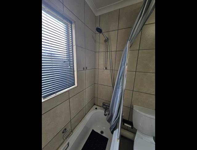 2 bed property to rent in FLORIDA HILLS